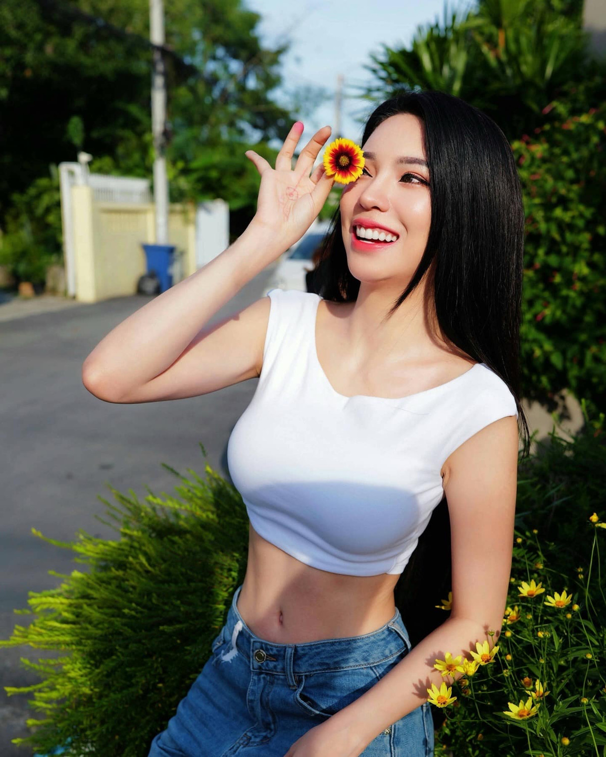 Janet Kanokwan Saesim, thường được gọi là Janet, là một người mẫu và diễn viên nổi tiếng đến từ Thái Lan. Cô nàng được biết đến nhiều hơn với loạt ảnh làm mẫu xe hơi được lan truyền trên mạng xã hội.