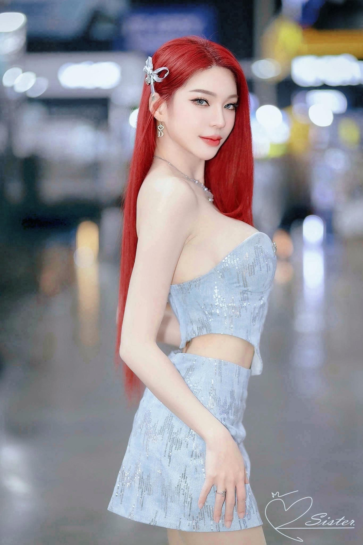 Trung thành với mái tóc có màu khá trầm một thời gian dài, Janet Kanokwan Saesim mới đây không khỏi khiến người hâm mộ của cô nàng bất ngờ khi xuất hiện với giao diện tóc đỏ nổi bật.