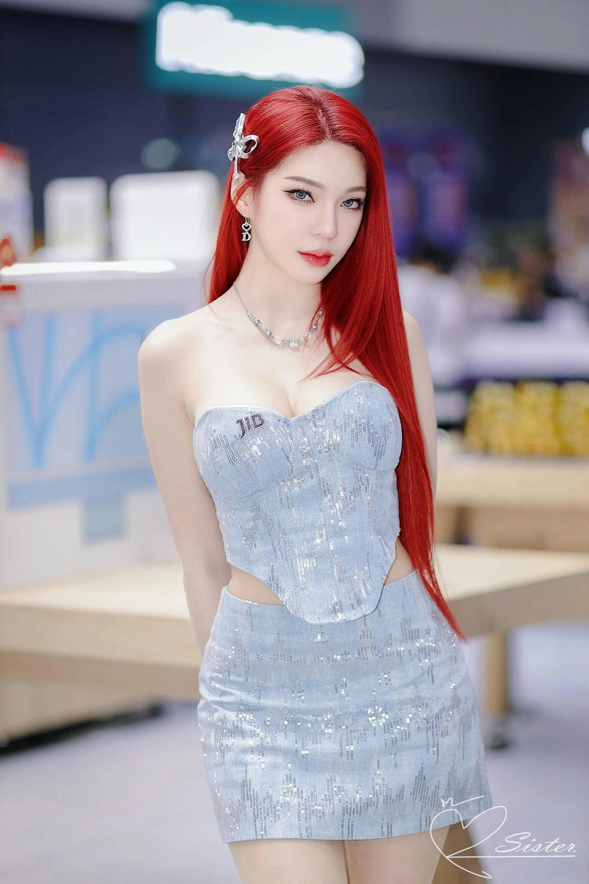 Mái tóc màu cực cháy làm tôn lên nước da trắng sáng không tì vết của nàng mẫu xe hơi.