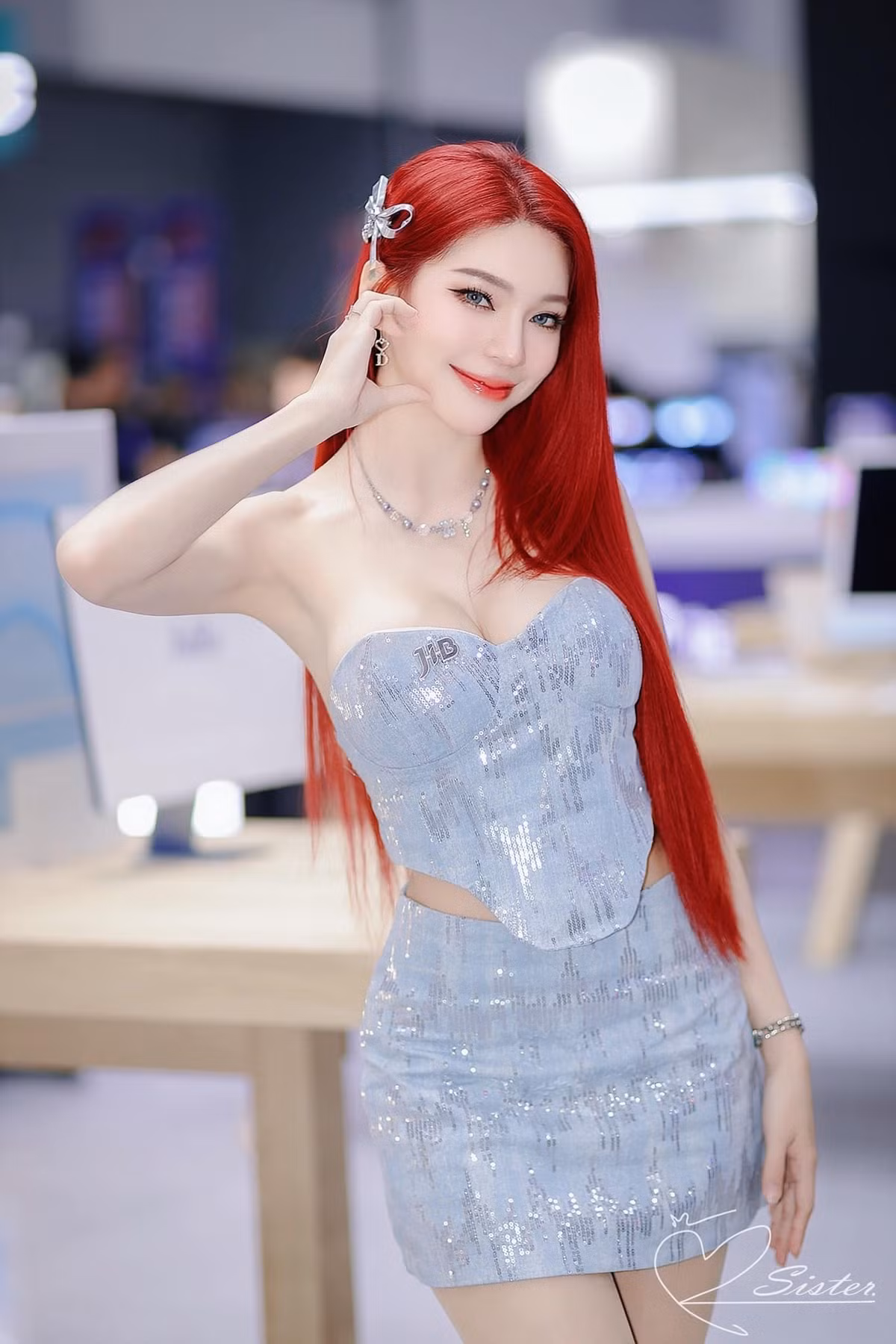 Diện thiết kế áo croptop cúp ngực kết hợp chân váy ngắn, cô nàng khoe tronj vóc dáng gợi cảm với vòng 1 cực khủng, hút mọi ánh nhìn.