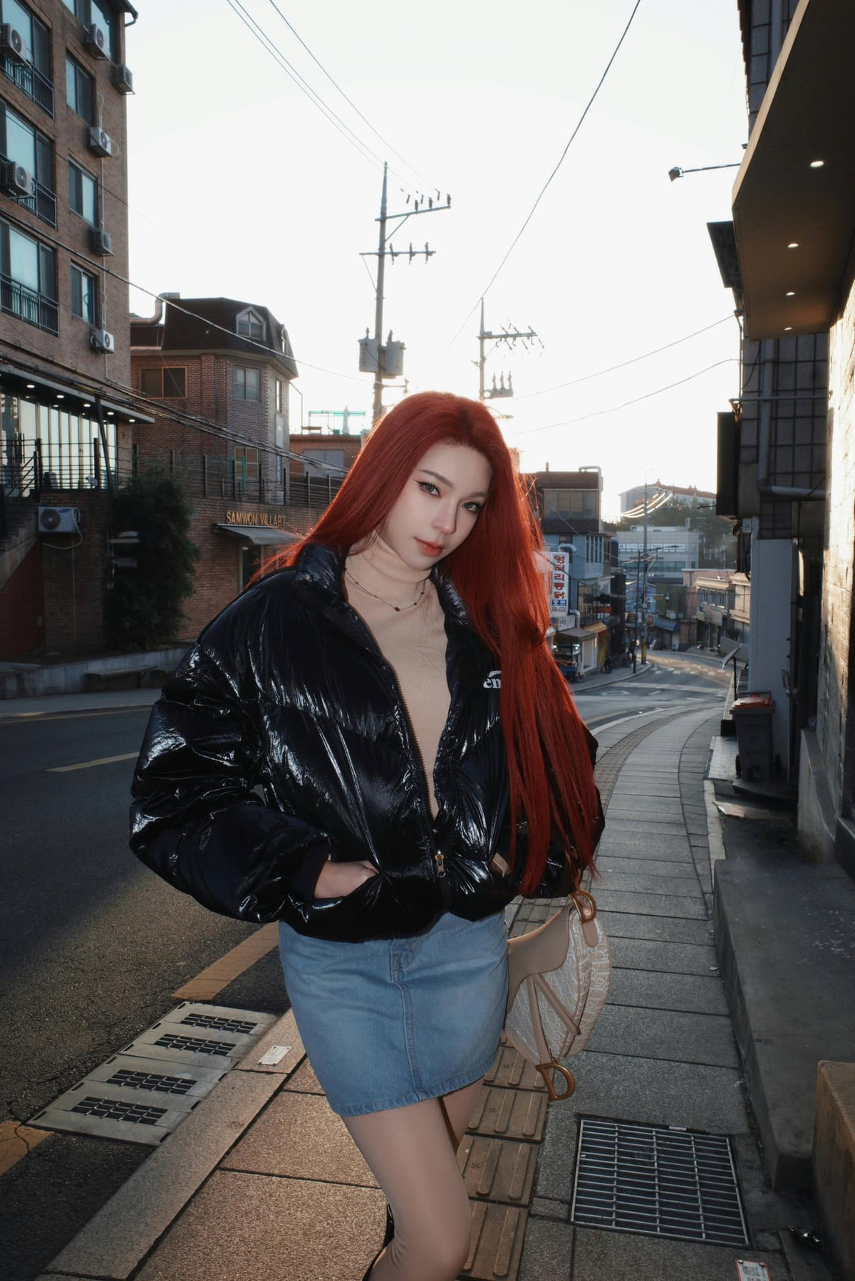 Janet bắt đầu sự nghiệp người mẫu và nhanh chóng thu hút sự chú ý nhờ vẻ đẹp nổi bật cùng số đo ấn tượng 91-58-91 cm.