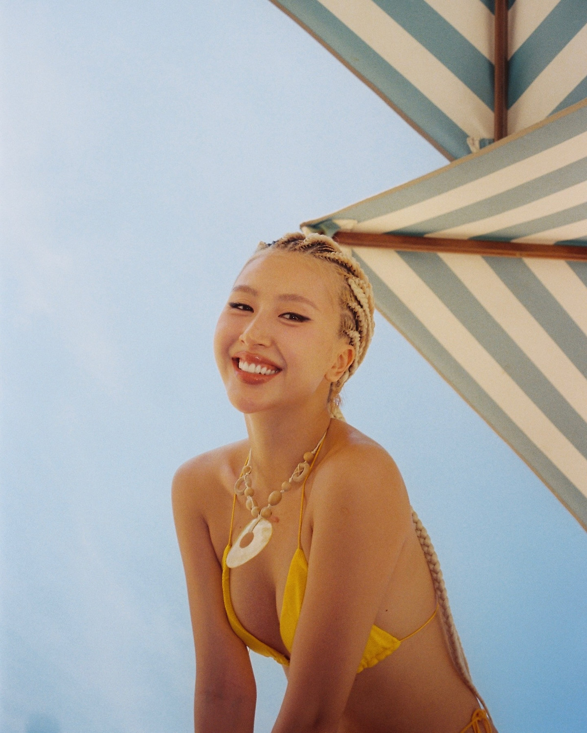 Đặc biệt, kiểu tóc tết cá tính cùng phụ kiện vòng cổ bản to tạo điểm nhấn, giúp Quỳnh Anh Shyn trông vừa gợi cảm, vừa thời thượng.