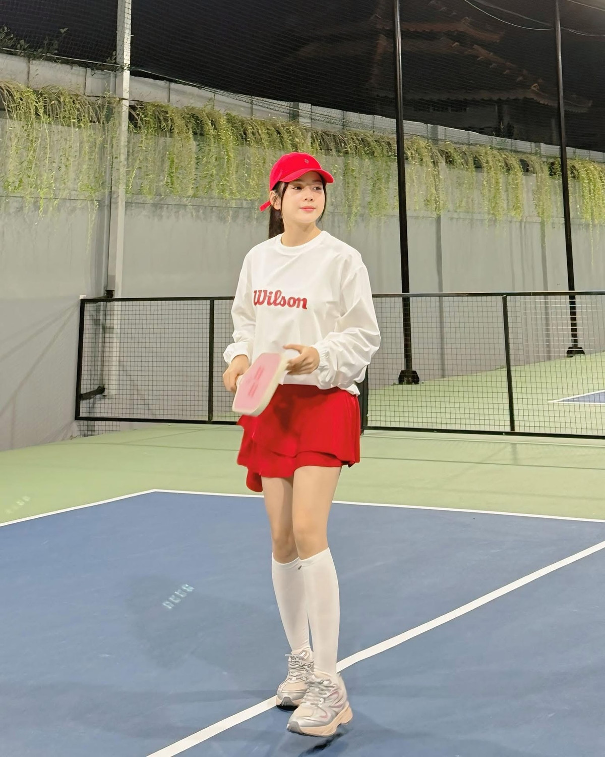 Pickleball hiện đang là bộ môn thể thao gây sốt tại Việt Nam, được nhiều người nổi tiếng yêu thích nhờ tính giải trí cao, dễ chơi nhưng vẫn đòi hỏi kỹ thuật và sự nhanh nhạy. Nàng DJ Mie cũng không ngoại lệ, mới đây cô nàng vừa đăng tải loạt ảnh check-in trên sân pickle ball.