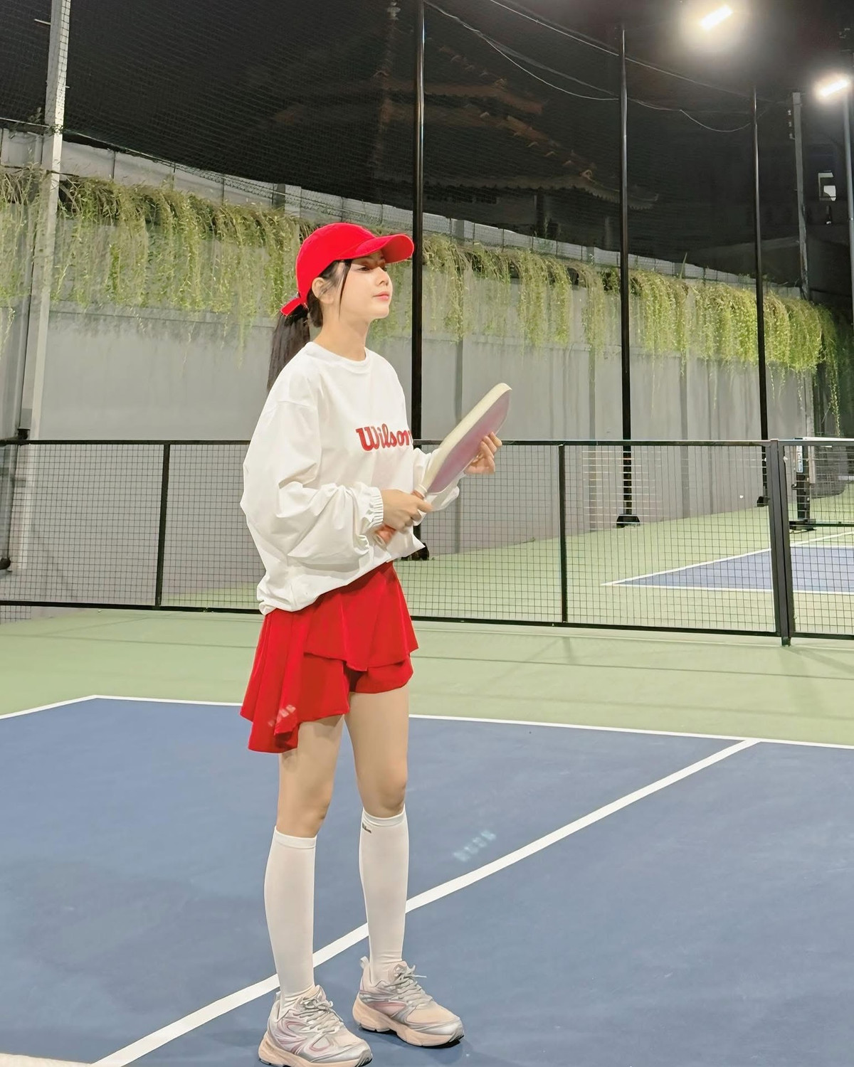 Xuất hiện trên sân đấu, DJ Mie diện outfit thể thao trẻ trung với tone trắng - đỏ làm chủ đạo. Cô nàng kết hợp áo sweater trắng với logo Wilson, chân váy tennis đỏ năng động, tất cao cổ và giày thể thao cá tính.