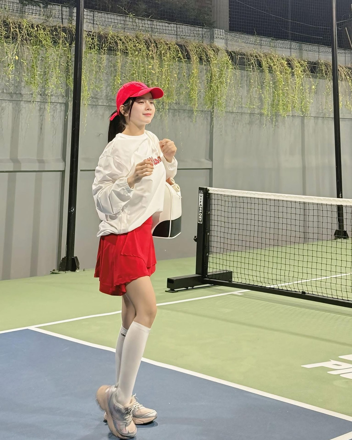 Đặc biệt, chiếc mũ lưỡi trai ton-sur-ton càng làm tăng vẻ ngoài năng động của nữ DJ.