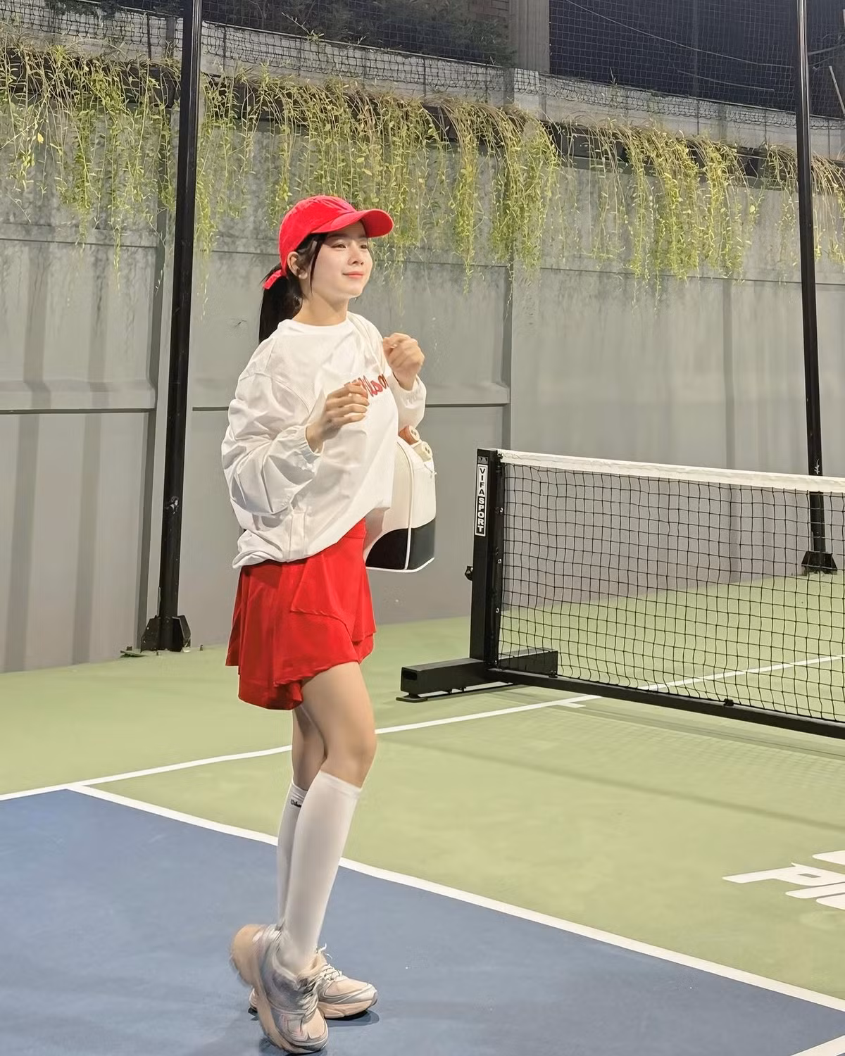 Đặc biệt, chiếc mũ lưỡi trai ton-sur-ton càng làm tăng vẻ ngoài năng động của nữ DJ.