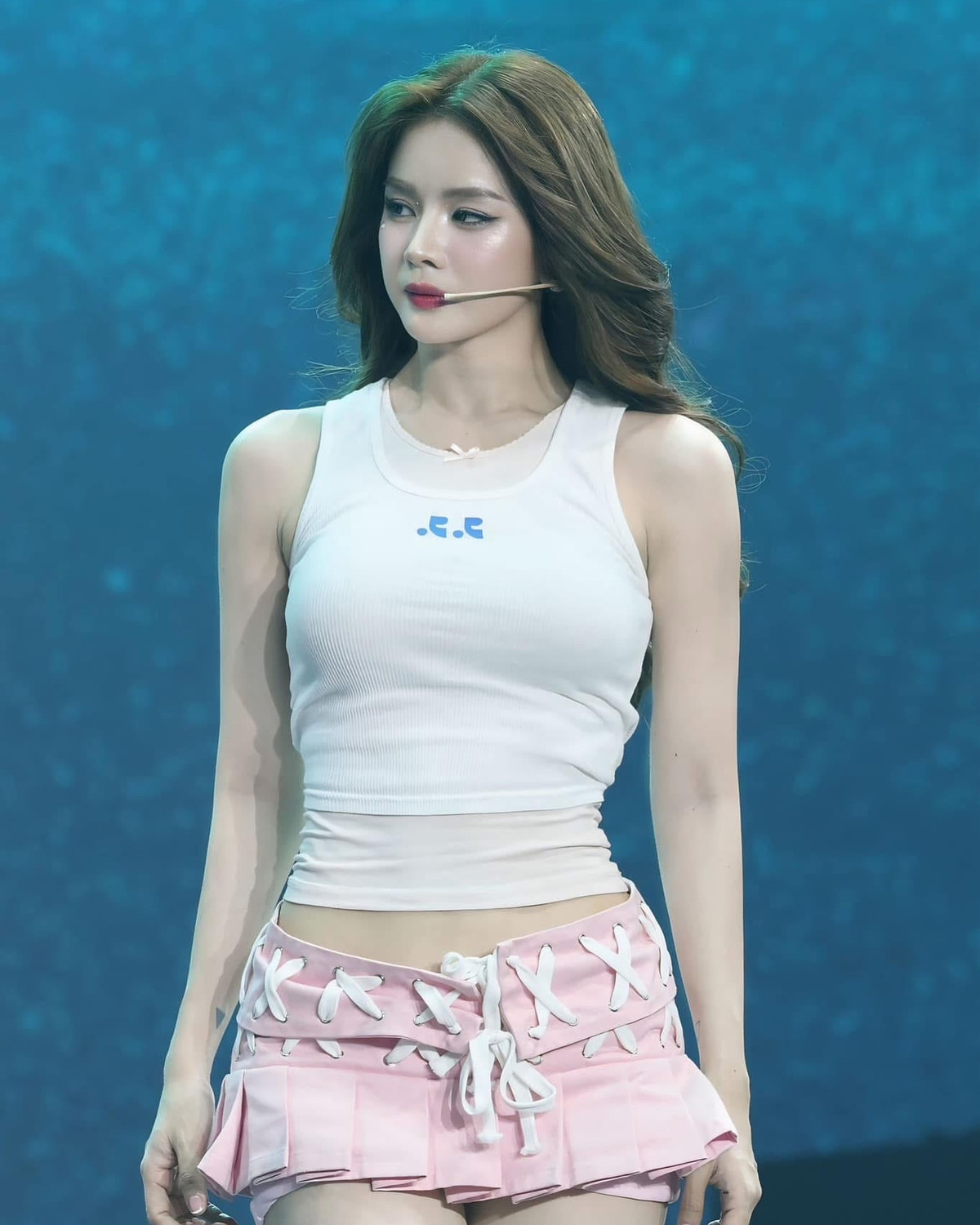 Dù là trên sân khấu hay trong đời thường, cô nàng luôn toát lên nguồn năng lượng tích cực và sự đáng yêu, khiến khán giả không ngừng yêu mến.