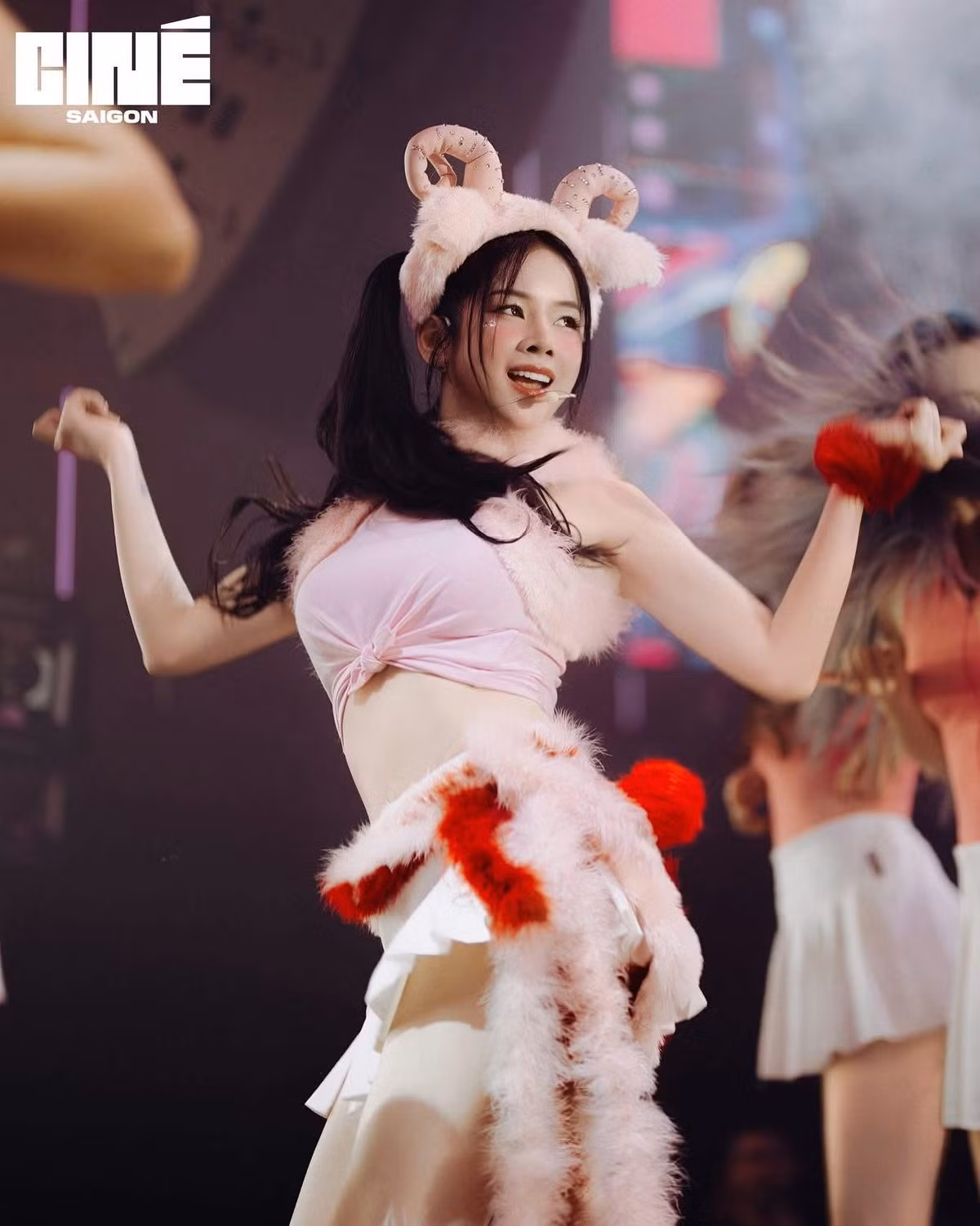 Không chỉ vậy, Mie còn gây ấn tượng với tài năng chơi nhạc đỉnh cao và phong cách trình diễn cuốn hút.