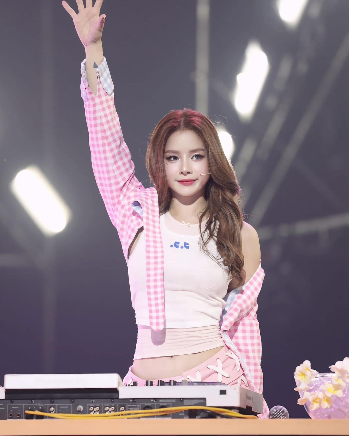 Bên cạnh sự nghiệp DJ, Mie còn thu hút sự quan tâm nhờ chuyện tình cùng rapper Hồng Thanh. Tuy nhiên cặp đôi đã tuyên bố đường ai nấy đi. Hiện tại, cô nàng tập trung vào công việc, ít chia sẻ về chuyện đời tư lên trang cá nhân.