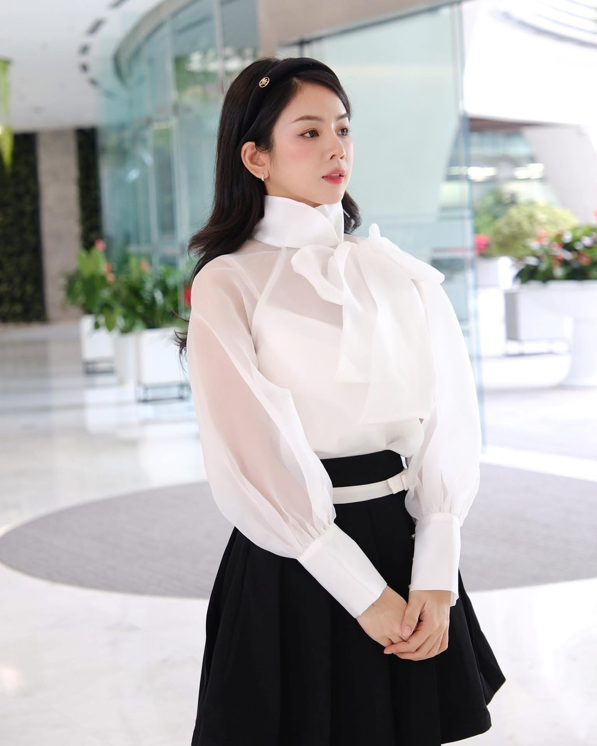 DJ Mie, tên thật là Trương Tiểu My, là một trong những nữ DJ nổi bật nhất Vbiz hiện nay. Cô nàng sở hữu nhan sắc xinh xắn, ngọt ngào như búp bê.