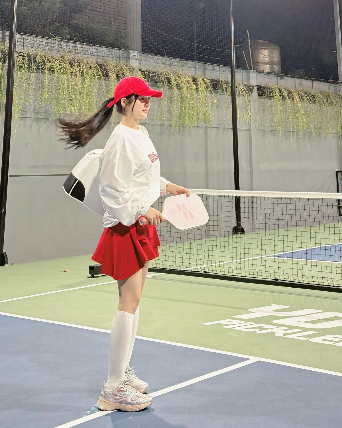 Dù mới thử sức với pickleball, DJ Mie trông vẫn vô cùng tự tin và hào hứng. Có vẻ như sau những giờ làm việc căng thẳng, DJ Mie đã tìm được một môn thể thao giúp cân bằng cuộc sống và nâng cao sức khỏe.