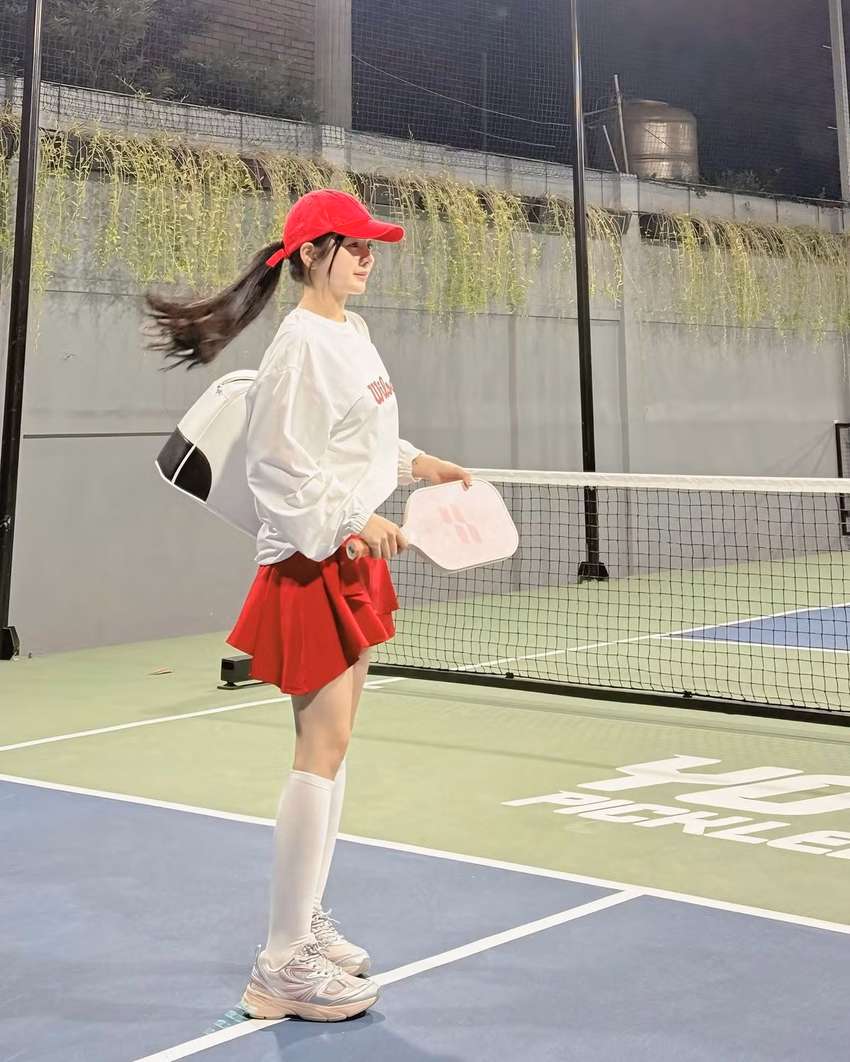 Dù mới thử sức với pickleball, DJ Mie trông vẫn vô cùng tự tin và hào hứng. Có vẻ như sau những giờ làm việc căng thẳng, DJ Mie đã tìm được một môn thể thao giúp cân bằng cuộc sống và nâng cao sức khỏe.