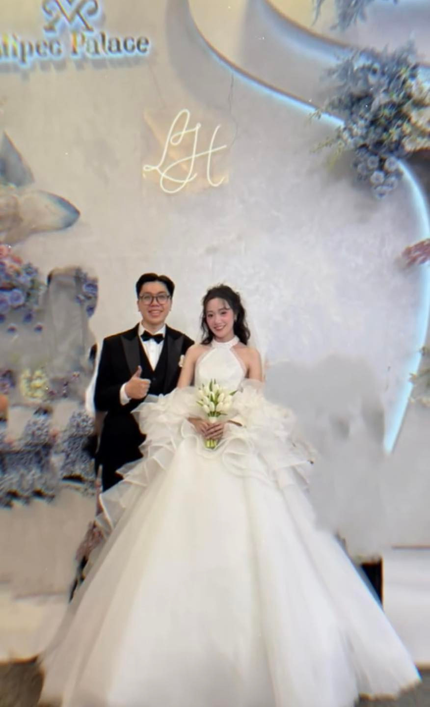 Trong loạt ảnh cưới được chia sẻ, Đào Lê Phương Hoa diện váy cưới trắng tinh khôi, khoe vẻ đẹp dịu dàng nhưng không kém phần cuốn hút.