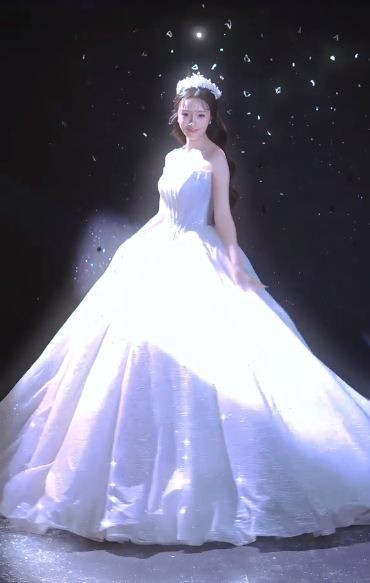 Bên cạnh đó, một số cánh mày râu bày tỏ sự tiếc nuối khi cô "vợ quốc dân" nay đã chính thức là "vợ người ta": "Ôi nữ thần của tôi nay đã thuộc về người khác rồi", "Ai rồi cũng phải lấy chồng thôi", "Phải cất poster vào góc thôi, ôi thần tượng của lòng tôi".