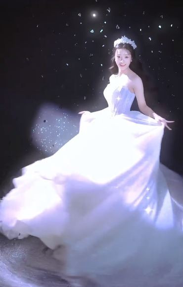 Trước đó, trong một số video đu trend trên Tiktoker, Đào Lê Phương Hoa đã hóa thân thành một cô dâu lộng lẫy, xinh đẹp. Tuy nhiên ở thời điểm này, nhiều người vẫn nghĩ rằng cô nàng chỉ đang đơn thuần đu trend mà thôi.