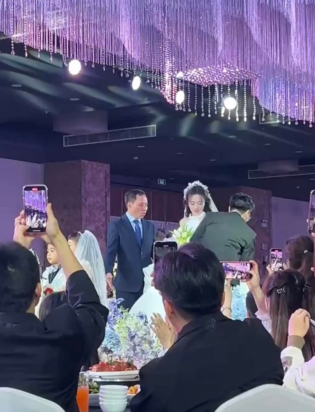 Nụ cười hạnh phúc luôn rạng rỡ trên môi cô dâu, tạo nên khung cảnh lãng mạn và ấm áp trong ngày trọng đại.