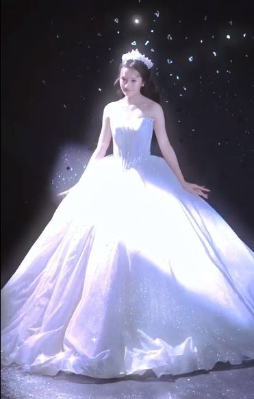 Ngay sau khi tin tức được lan truyền, cư dân mạng đã không ngừng để lại những bình luận chúc phúc cho nữ TikToker. Nhiều fan lâu năm bày tỏ sự bất ngờ nhưng cũng vui mừng khi thần tượng của họ đã tìm được bến đỗ hạnh phúc.