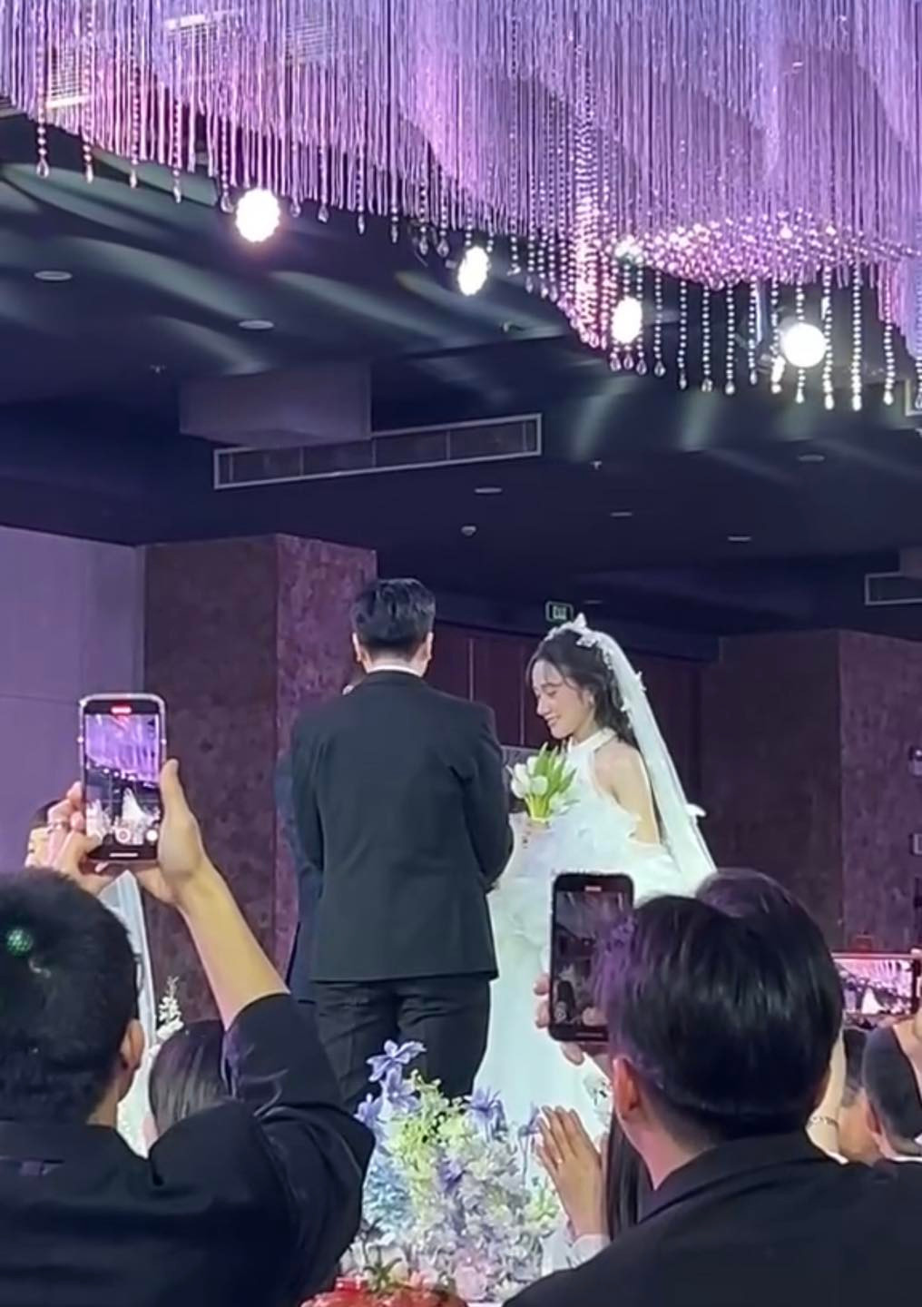 Dù cư dân mạng vẫn chưa rõ thông tin về ông xã của Đào Lê Phương Hoa, nhưng qua những khoảnh khắc hiếm hoi được chia sẻ, có thể thấy cặp đôi rất đẹp đôi, tràn đầy niềm vui và hạnh phúc.