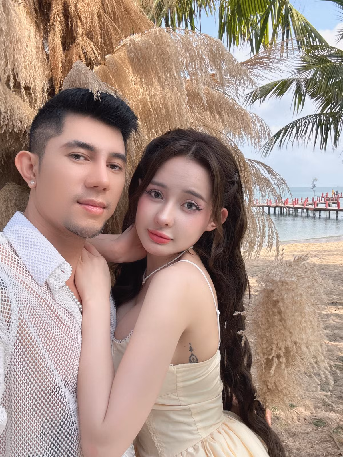 Ngân 98 bật khóc chia sẻ rằng, từ khi vào Sài Gòn, cô chỉ có một mình anh Quang và không có người thân nào ở đây. Khi bị anh đuổi ra khỏi nhà, cô chỉ có một mình.