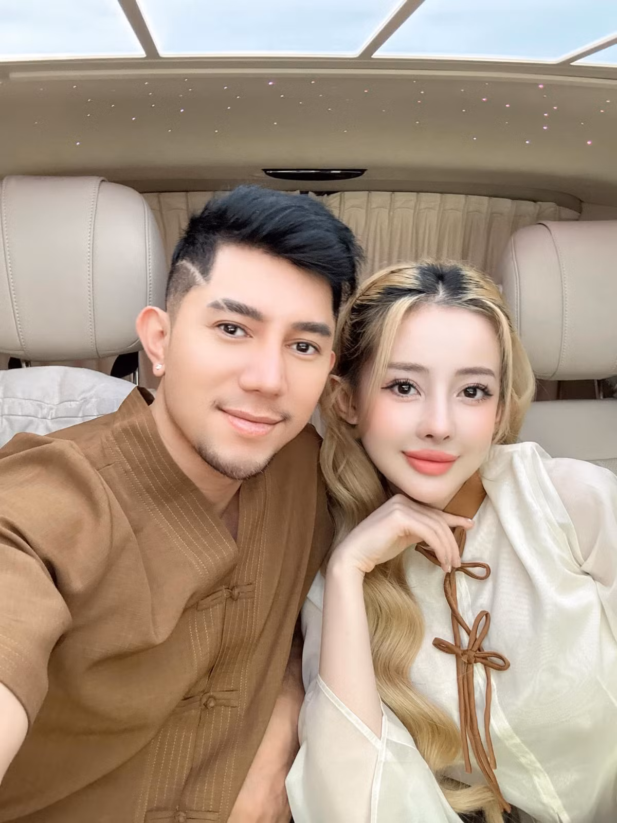 Cô thuê một căn nhà đối diện anh nhưng mỗi ngày vẫn qua gõ cửa để níu kéo vì lụy tình. Cô coi anh không chỉ là người yêu mà còn như một người cha, một người bạn và là cả thế giới của mình.