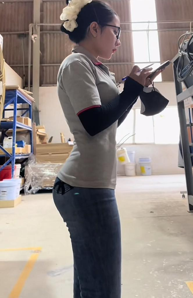 Hình ảnh được lan truyền chủ yếu là những khoảnh khắc cô gái đang làm việc trong một xưởng sản xuất. Tuy nhiên, điều gây tranh cãi là việc nhan sắc và vóc dáng quyến rũ của cô nàng dường như đã làm lu mờ hoàn toàn bối cảnh lao động. (Ảnh: Bé Nhi)