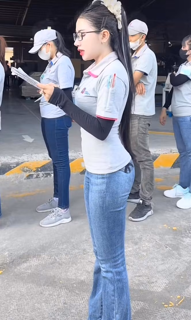 Khi nghĩ tới hình ảnh người công nhân làm việc trong một nhà máy, người ta thường nghĩ đến hình ảnh một người mặc quần áo thoải mái, gọn gàng, thường mang khẩu trang khi làm việc. Thế nhưng, mới đây hình ảnh một cô nàng làm công nhân bất ngờ nổi đình đám khắp MXH với những hình ảnh khoe dáng trong bộ đồng phục lao động ôm sát. Hình ảnh cô gái này nhanh chóng thu hút hàng chục nghìn lượt thích và bình luậu, gây tranh cãi trong cồng đồng mạng. (Ảnh: Bé Nhi)