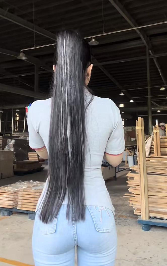 Nhiều người cho rằng những bức ảnh này chỉ nhằm để "sống ảo", đặc biệt là từ trang phục cho đến góc chụp. Thậm chí, có người hoài nghi rằng cô nàng chỉ đang "giả vờ làm việc" để quay clip hoặc chụp ảnh PR cho bản thân. (Ảnh: Bé Nhi)