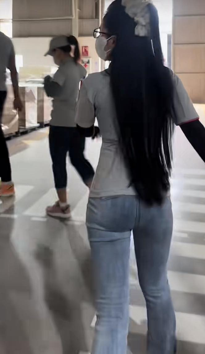 Trong khi những nữ công nhân khác mặc cùng đồng phục nhưng mang lại vẻ thoải mái, rộng rãi thì chiếc áo của cô nàng này lại ôm sát. (Ảnh: Bé Nhi)