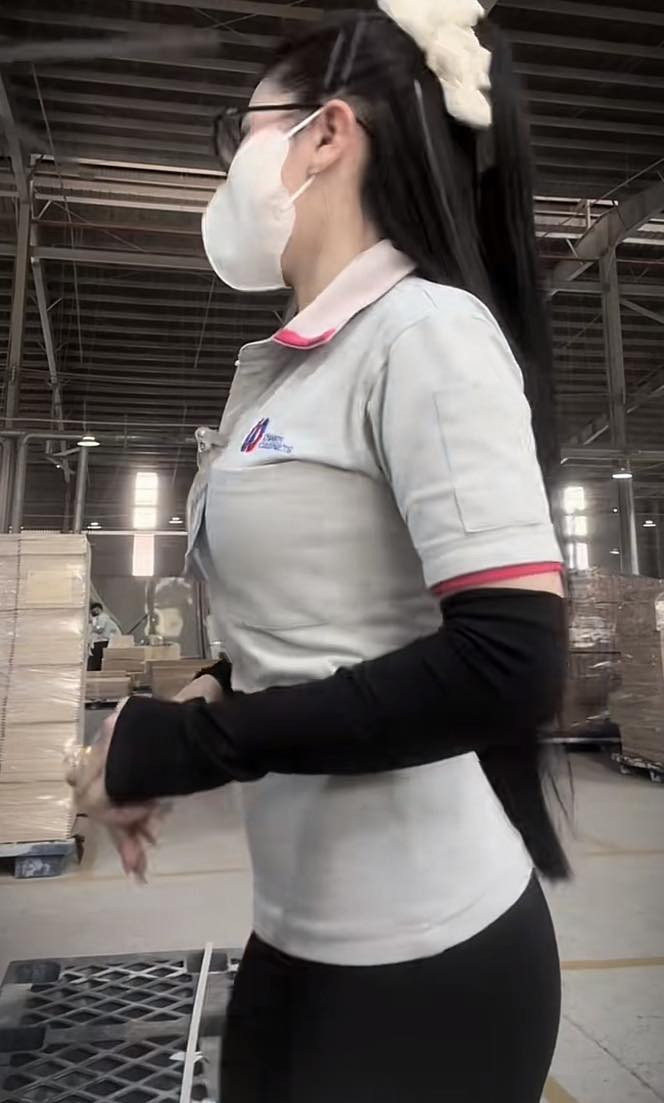 Nhiều người cho rằng có thể cô gái này đã sửa lại thiết kế của chiếc áo đồng phục, để nó từ phom suông thành phom ôm dáng. (Ảnh: Bé Nhi)