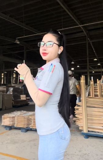 Về phần cô gái, ở phần bình luận, cô nàng đáp trả những lời lẽ cho rằng trang phục không phù hợp rằng làm công nhân cũng có nhiều vị trí làm việc khác nhau, cô nàng mặc như vậy không ảnh hưởng đến chất lượng công việc. (Ảnh: Bé Nhi)