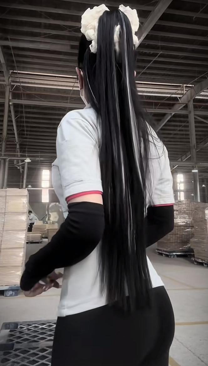 Bản thân những bức ảnh hay video không hề có gì quá phản cảm, nhưng cách chọn trang phục và tư thế của cô gái này lại gây nên làn sóng tranh cãi. (Ảnh: Bé Nhi)