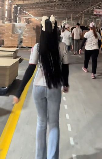 Bên cạnh đó, nhiều người bảo vệ cô gái và cho rằng cô gái này có ngoài hình đẹp, biết cách đầu tư cho bản thân thì không có gì sai. Họ cũng cho rằng, không phải ai làm công nhân cũng phải xuề xòa hay trông nhếch nhác. (Ảnh: Bé Nhi)