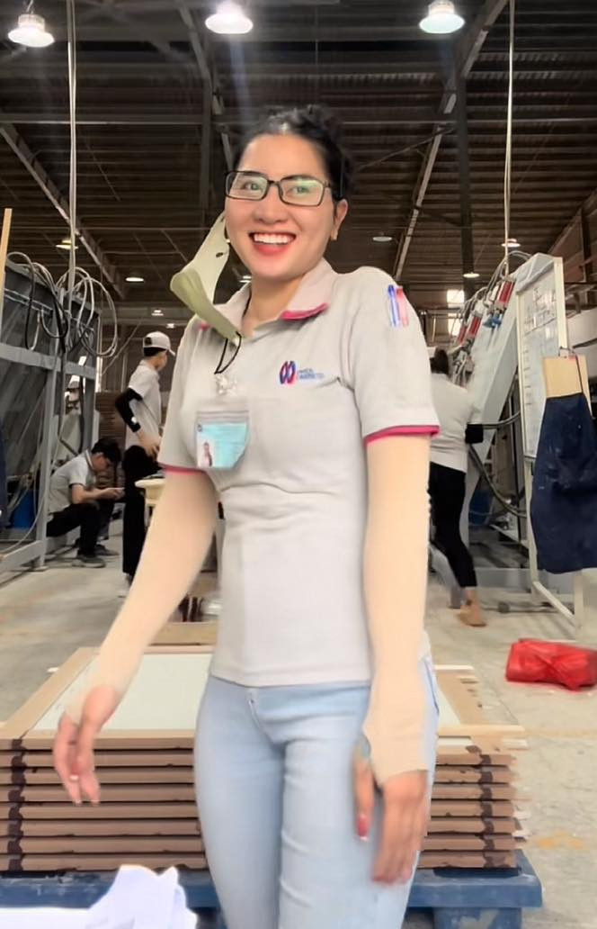 Không ít người cho rằng cách xuất hiện này đang khiến hình ảnh người lao động trở nên "giả tạo" và không phù hợp. Họ cho rằng đi làm ở xưởng sản xuất mà diện quần jeans ôm sát, trang điểm kỹ lưỡng và tóc dài buông xoã như thế là không thực tế, không phù hợp với môi trường công việc. (Ảnh: Bé Nhi)