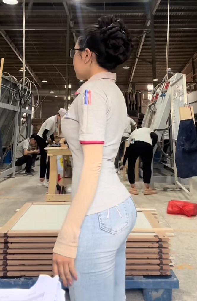 Cô công nhân này cũng lựa chọn thiết kế quần jean ôm dáng, khoe trọn đường cong. (Ảnh: Bé Nhi)