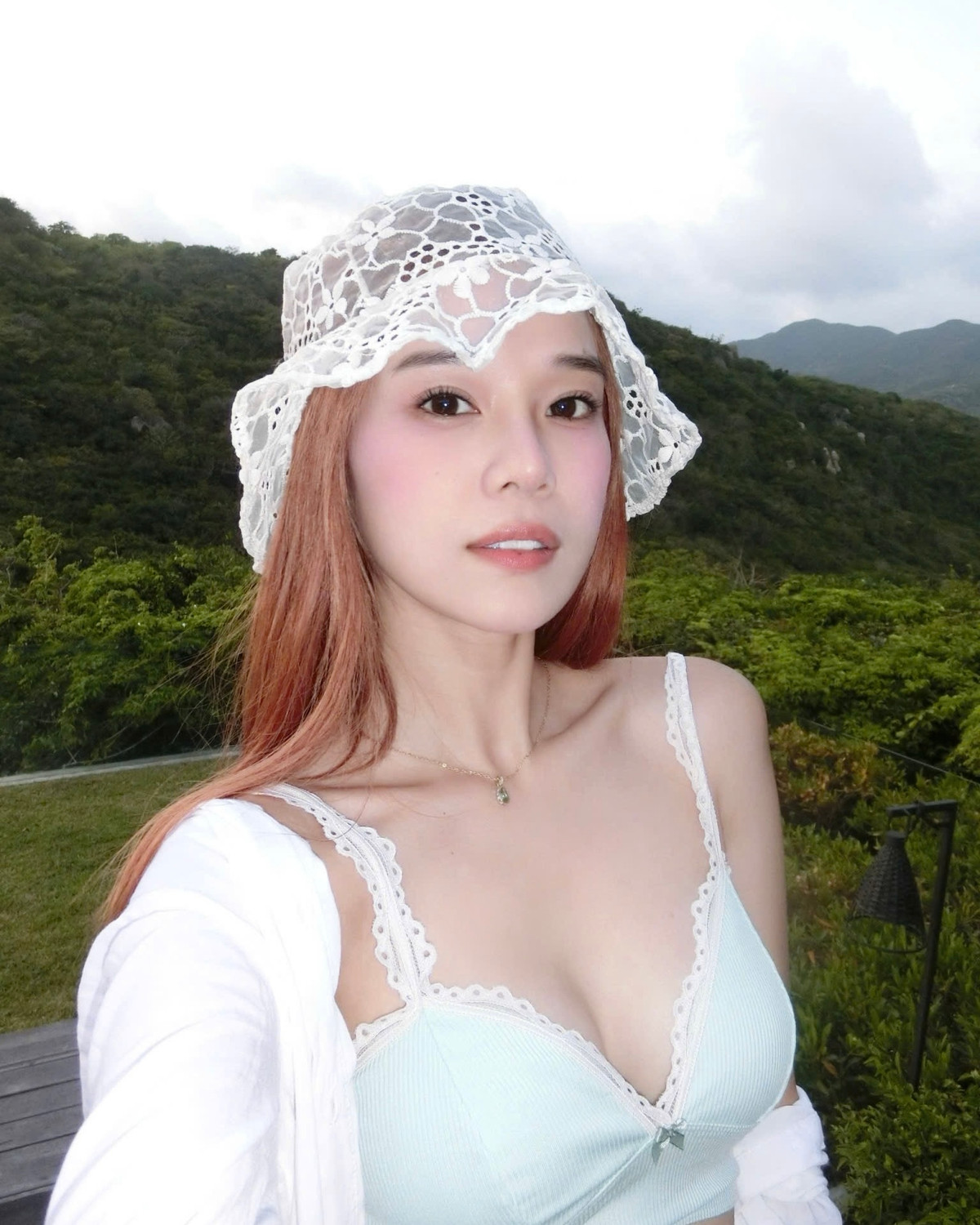 Mới đây, trên trang cá nhân, Hoàng Yến Chibi đã chia sẻ loạt hình ảnh cực xinh đẹp trong chuyến du lịch cùng nhóm chị em thân thiết. Từ sau khi kết thúc chương trình "chị đẹp đạp gió", dàn chị đẹp này vẫn luôn thân thiết, thường xuất hiện cùng nhau ủng hộ trong cả công việc lẫn cuộc sống.