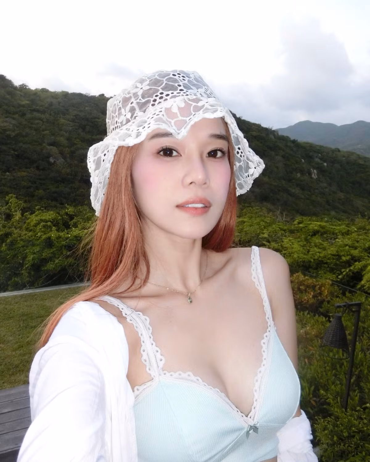 Mới đây, trên trang cá nhân, Hoàng Yến Chibi đã chia sẻ loạt hình ảnh cực xinh đẹp trong chuyến du lịch cùng nhóm chị em thân thiết. Từ sau khi kết thúc chương trình "chị đẹp đạp gió", dàn chị đẹp này vẫn luôn thân thiết, thường xuất hiện cùng nhau ủng hộ trong cả công việc lẫn cuộc sống.