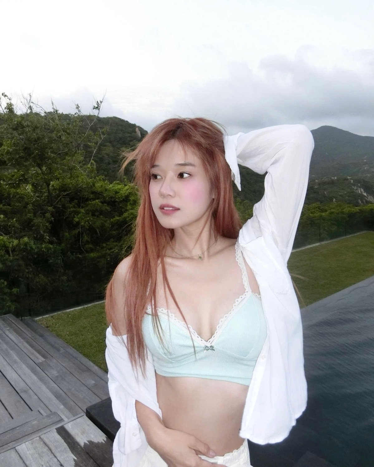 Về phần Hoàng Yến Chibi, cô nàng diện thiết kế bra xanh ngọc, khoe vòng 1 lấp ló đầy gợi cảm. Bên ngoài, cô nàng khoác thêm chiếc áo sơ mi mỏng mang đến vẻ đẹp khỏe khoắn, vừa ngọt ngào vừa quyến rũ.