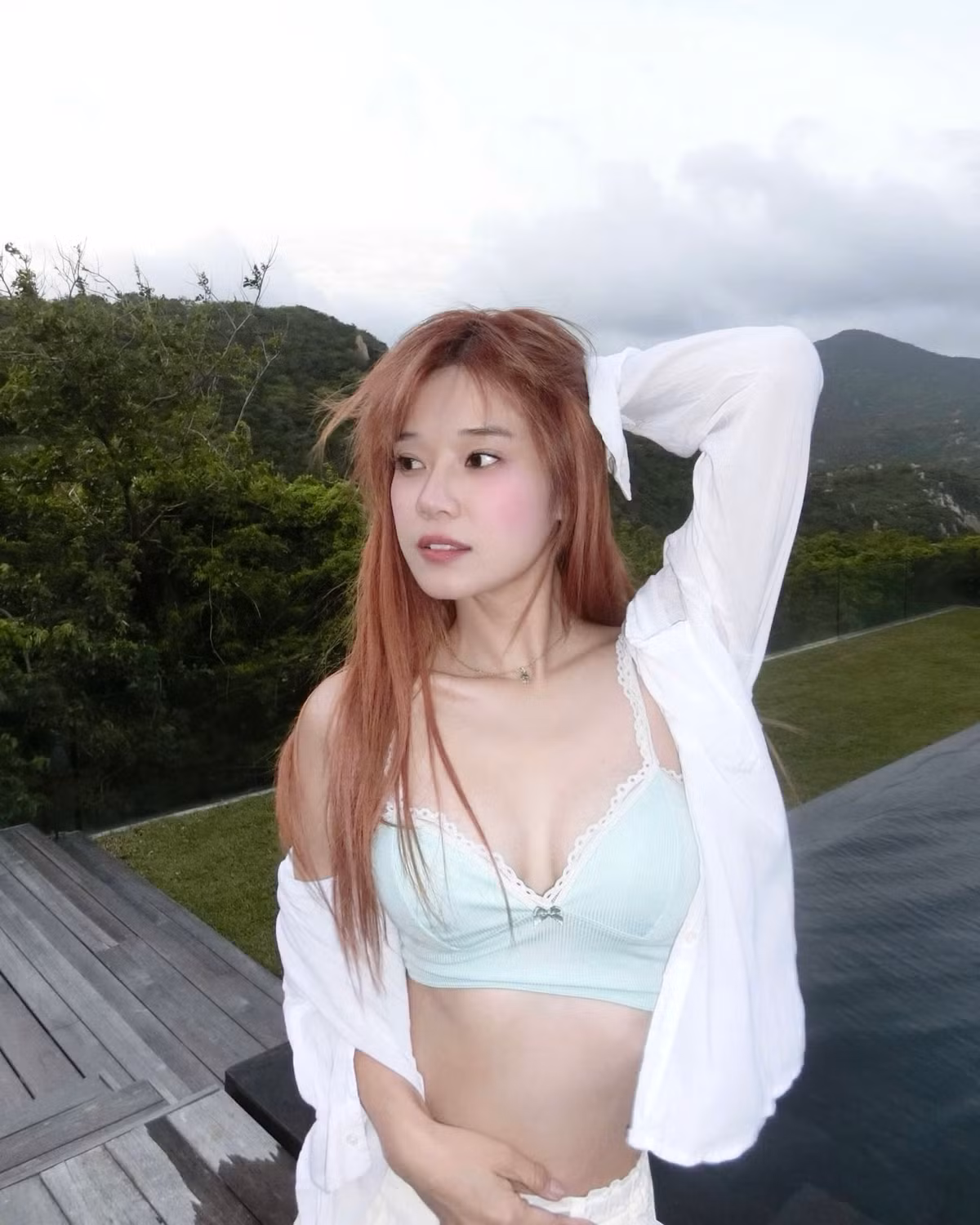 Về phần Hoàng Yến Chibi, cô nàng diện thiết kế bra xanh ngọc, khoe vòng 1 lấp ló đầy gợi cảm. Bên ngoài, cô nàng khoác thêm chiếc áo sơ mi mỏng mang đến vẻ đẹp khỏe khoắn, vừa ngọt ngào vừa quyến rũ.