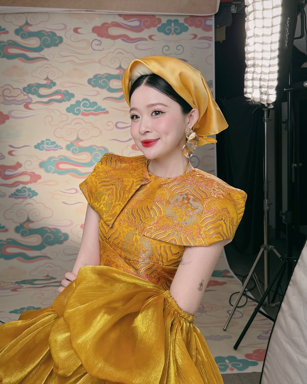 Ra mắt sản phẩm mới ngay đầu tháng 3/2025, ca khúc Bắc Bling của Hòa Minzy ngay lập tức tạo nên thành tích đáng ngưỡng mộ. Tính đến hiện tại, MV đạt hơn 31 triệu lượt xem. Không chỉ đạt thứ hạng cao trên đường đua âm nhạc, Bắc Bling còn tạo trend mới. Dàn sao Việt đình đám như Hoa hậu Thùy Tiên, Thiên Ân, ca nương Kiều Anh,... thu hút hàng triệu lượt xem với những video biến hình xinh ngất ngây.