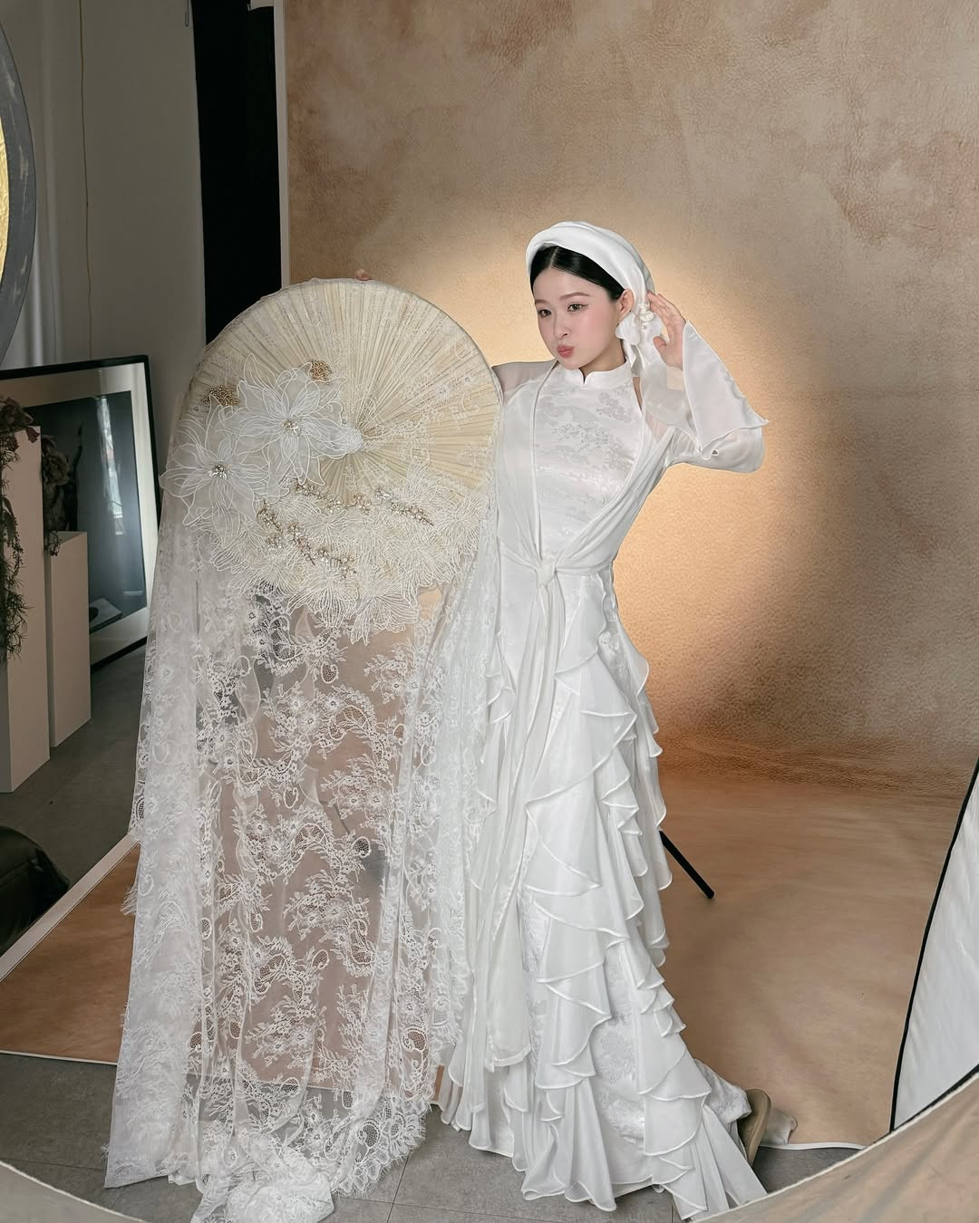 Bắc Bling không chỉ là một trào lưu đơn thuần mà còn là sự hòa quyện giữa văn hóa truyền thống và phong cách thời trang hiện đại. Điểm đặc trưng của xu hướng này chính là những bộ trang phục lấy cảm hứng từ thời xưa, nhưng được biến tấu để phù hợp với xu hướng thời trang đương đại.