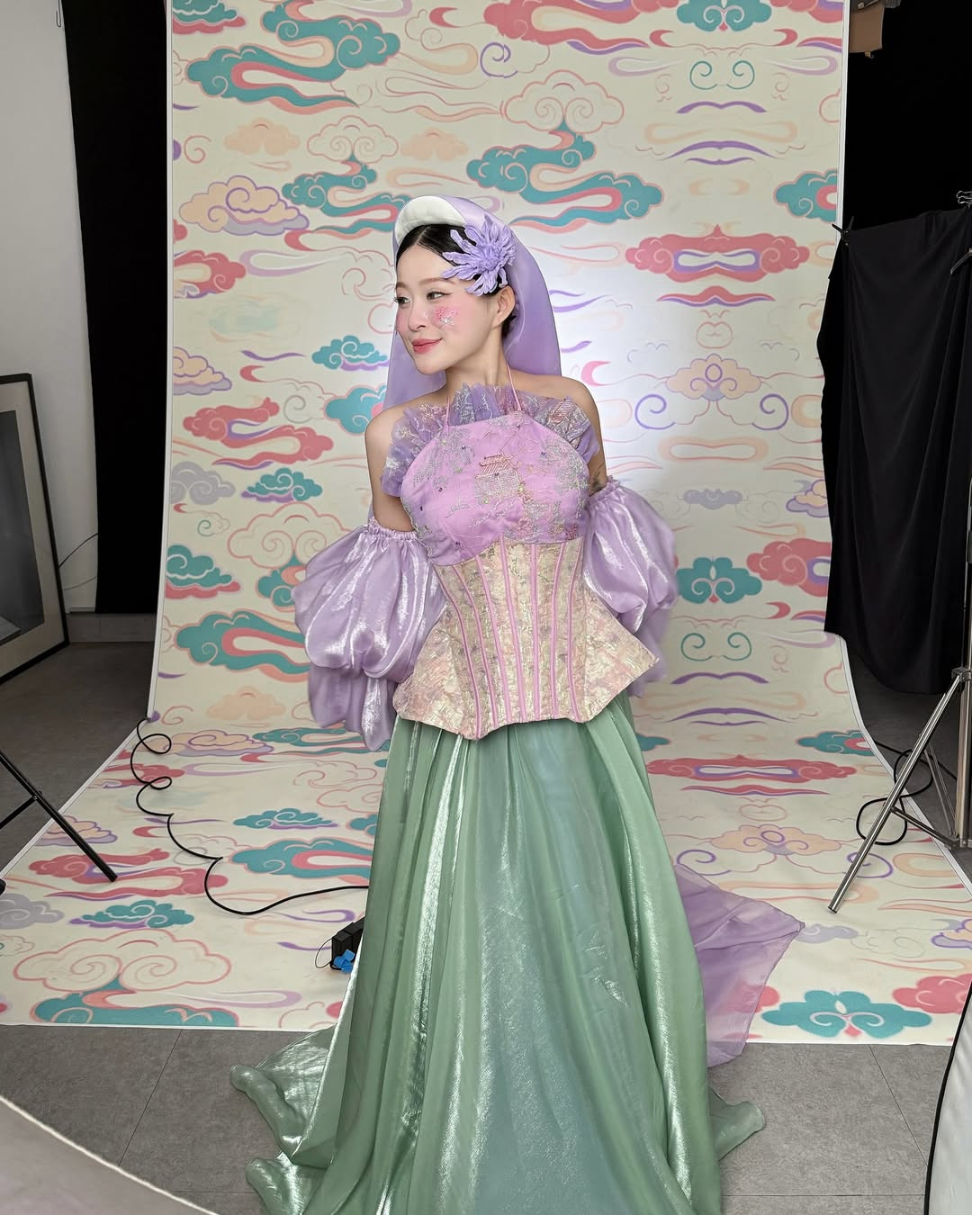 Các thiết kế được cách điệu với tay áo bồng bềnh, corset thắt eo, voan cài đầu cùng họa tiết thêu tinh xảo, tạo nên vẻ đẹp thanh lịch, hiện đại và cũng rất truyền thống.