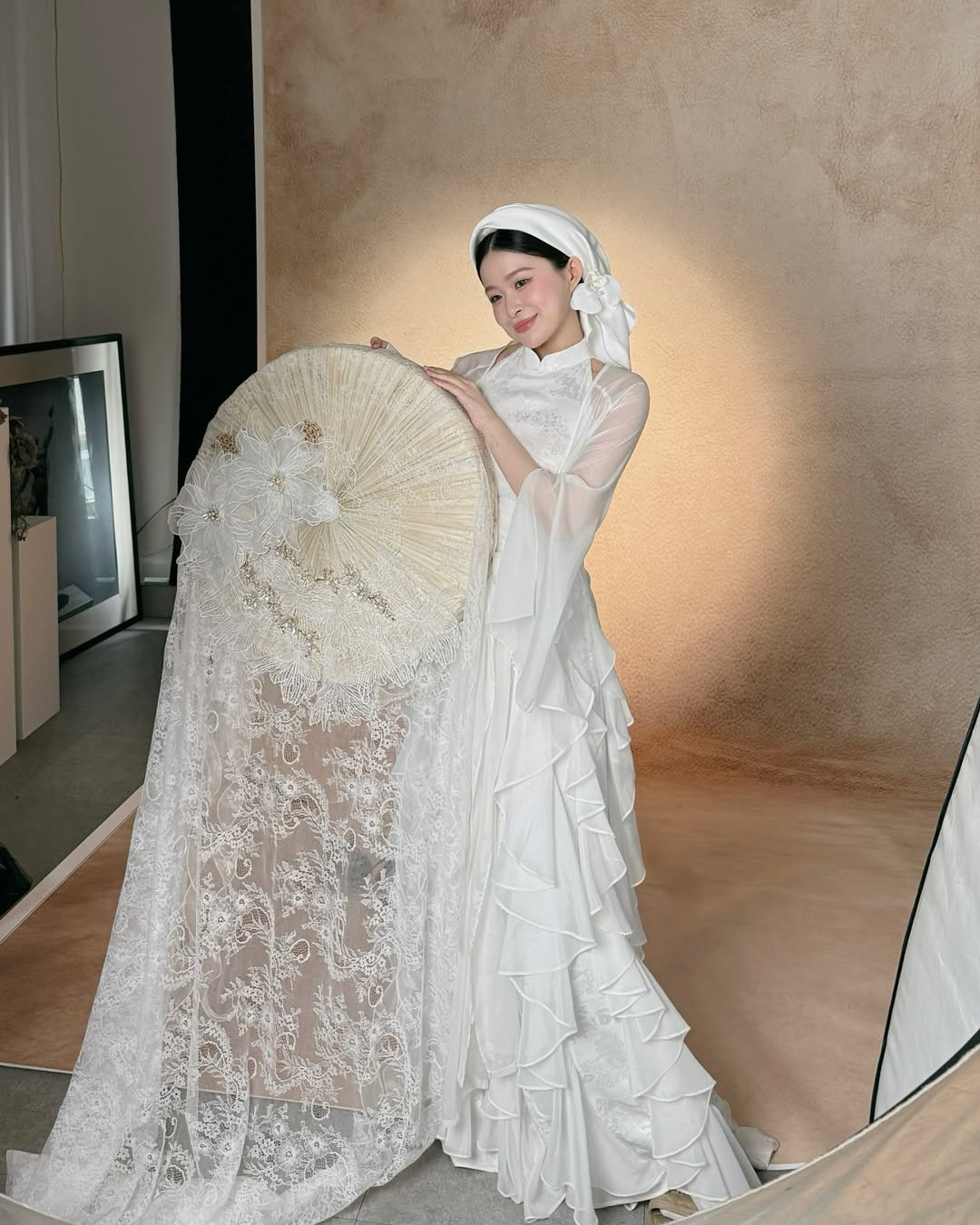 Cô nàng kết hợp cùng những phụ kiện như quạt ren, hoa cài tóc, mang đến hình ảnh đầy cuốn hút và quyến rũ.