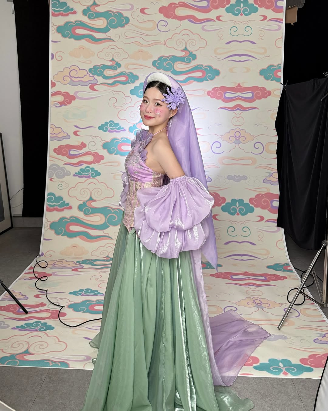 Không chỉ thu hút bởi trang phục, Chao còn gây ấn tượng với lối trang điểm nhẹ nhàng, tôn lên vẻ đẹp tự nhiên nhưng vẫn toát lên thần thái cuốn hút