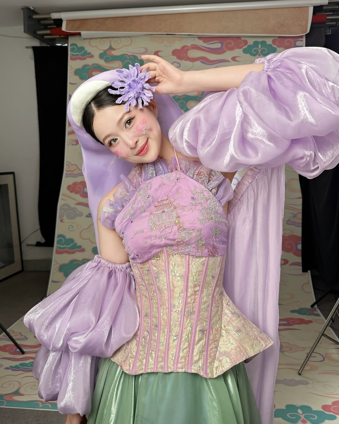 Trong loạt ảnh, Chao diện những bộ trang phục lộng lẫy với gam màu nổi bật như vàng hoàng kim, tím pastel và trắng tinh khôi.