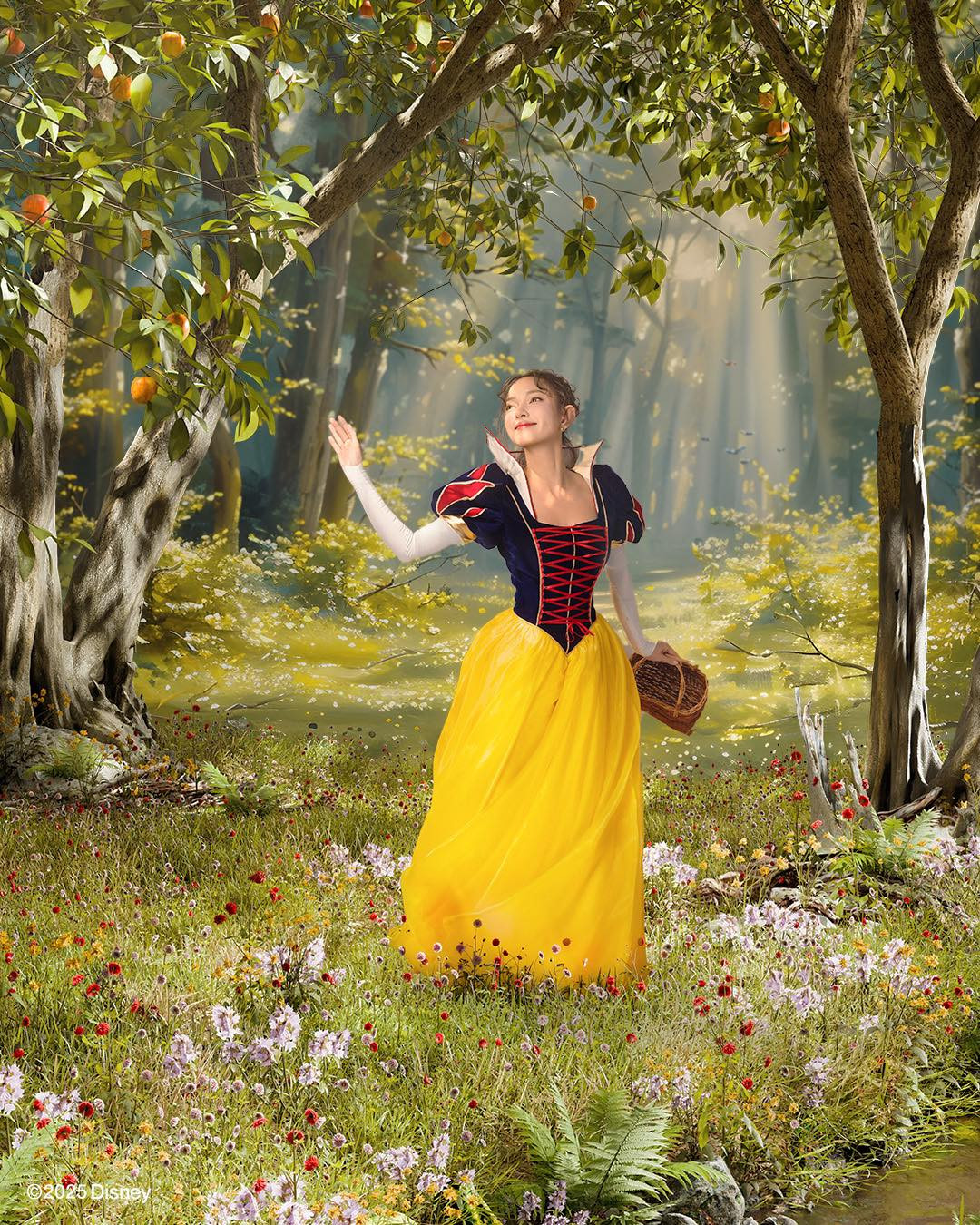 Cô nàng hóa thân thành nàng Bạch Tuyết "tóc như gỗ mun, da trắng như tuyết, môi đỏ như son".