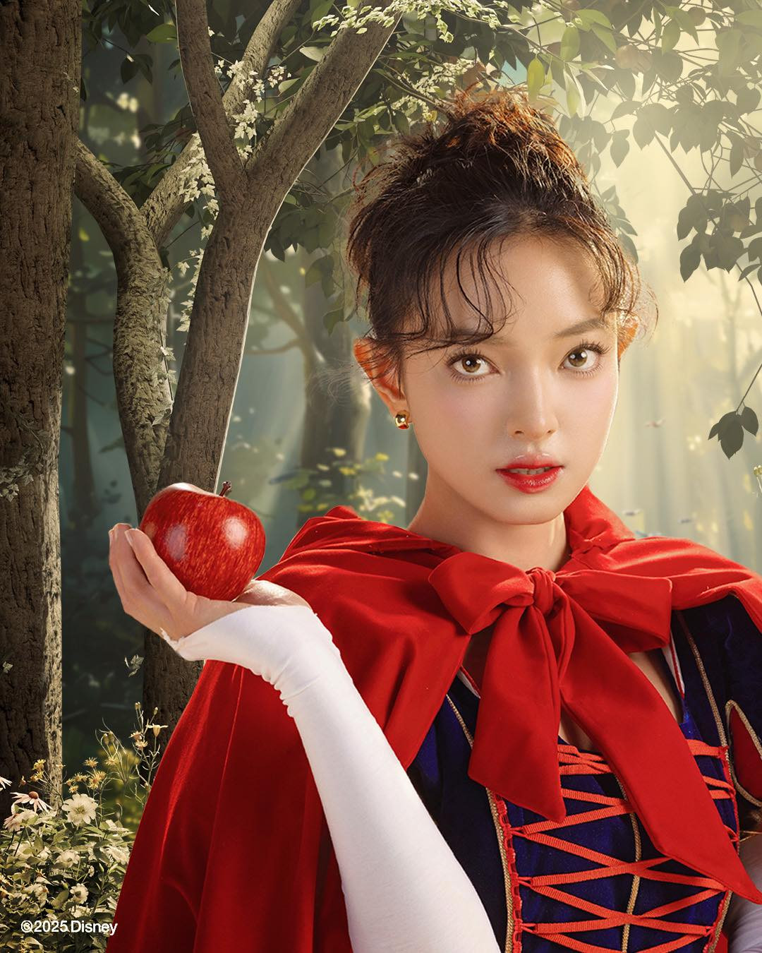 Diện bộ váy kinh điển với sắc xanh – đỏ – vàng, nhưng kết hợp cùng phong cách trang điểm sắc sảo và thần thái sang chảnh, Châu Bùi mang đến một hình ảnh Bạch Tuyết vừa quen thuộc vừa đầy cuốn hút.