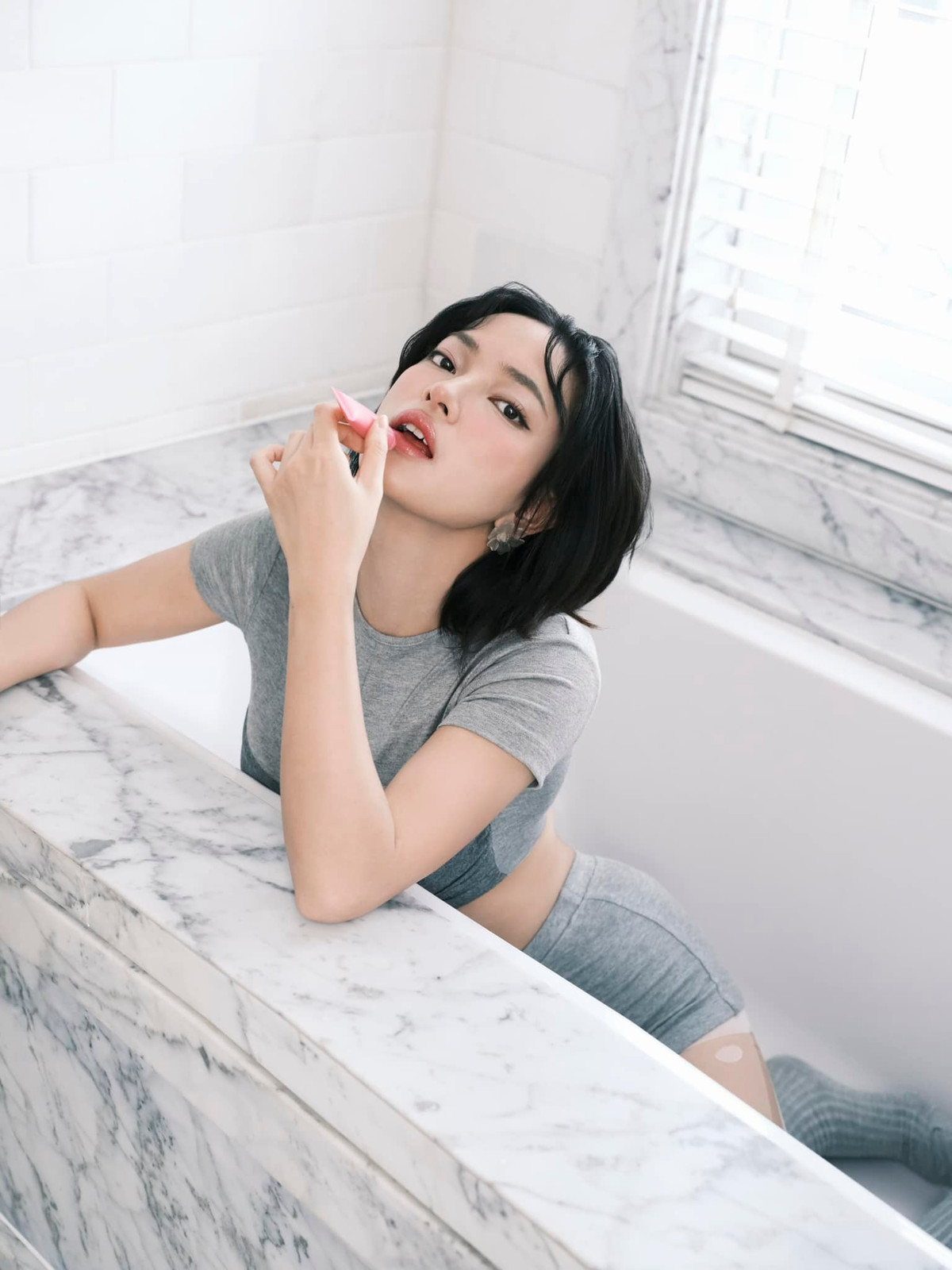 Người đẹp thường xuất hiện tại các sự kiện quốc tế như Paris Fashion Week (Pháp), Milan Fashion Week (Italy), thể hiện hình ảnh trẻ trung, năng động.