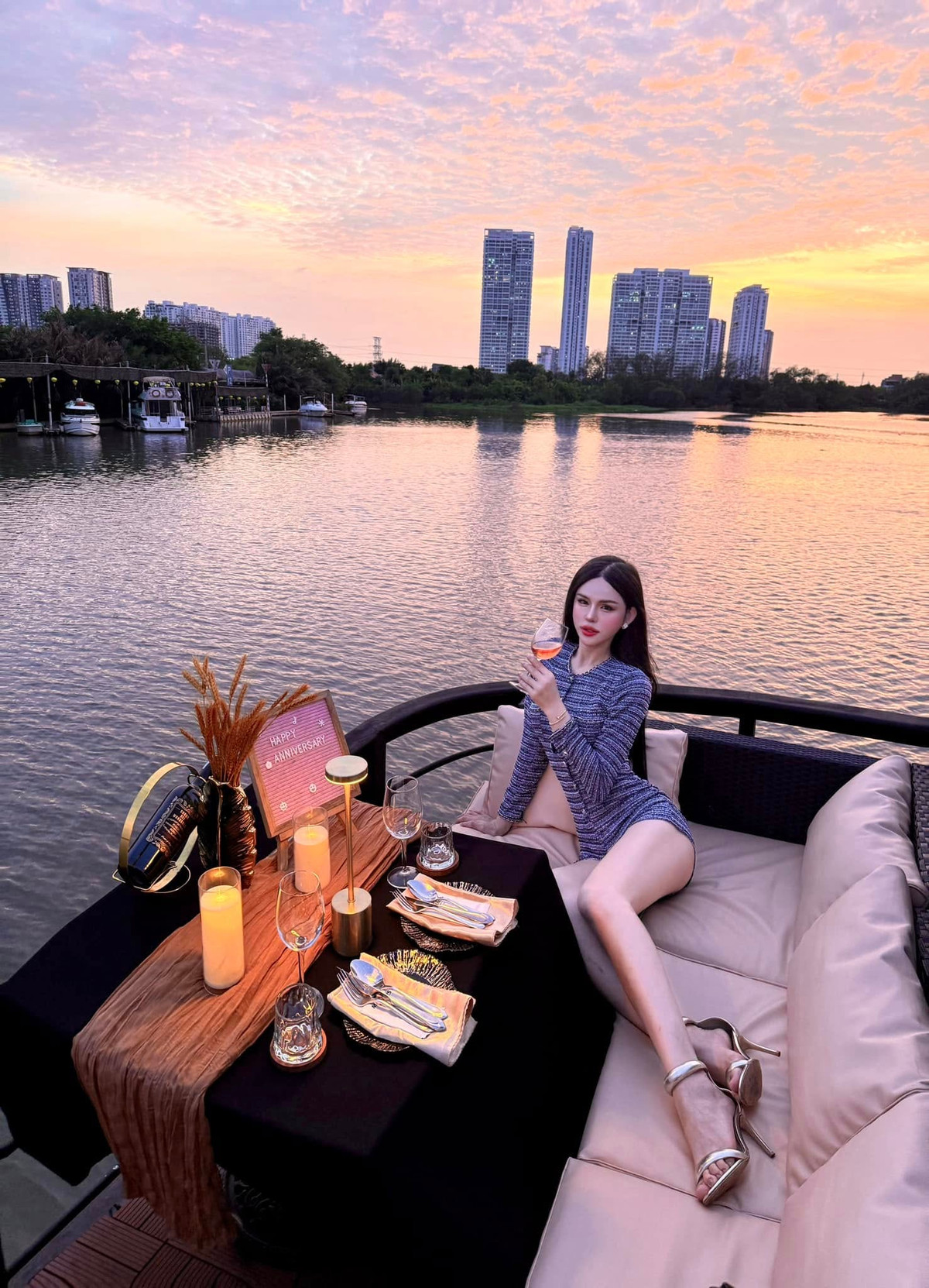 Trước khi trở lại mạnh mẽ trên mạng xã hội, có một khoảng thời gian khoảng hơn 2 năm Trần Mẫn Nhi bắt đầu xuất hiện ít dần cho tới khi biến mất hoàn toàn khỏi MXH. Được biết, thời điểm này Mẫn Nhi đã quyết tâm trùng tu nhan sắc, can thiệp thẩm mỹ để được sống đúng với giới tính của bản thân.