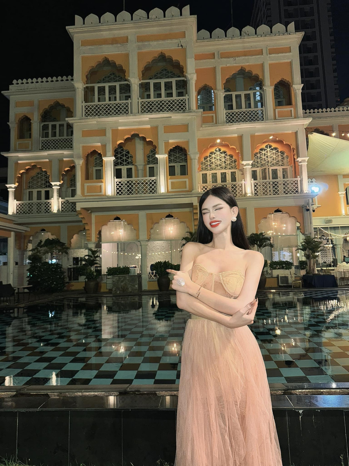 Hình ảnh mới của "hiện tượng mạng" một thời nhận về khá nhiều đánh giá tích cực từ netizen, không còn những hành động lố lăng, Trần Mẫn Nhi tập trung vào công việc và hình ảnh mới, truyền cảm hứng sống tự tin, đúng với cá tính và giới tính.