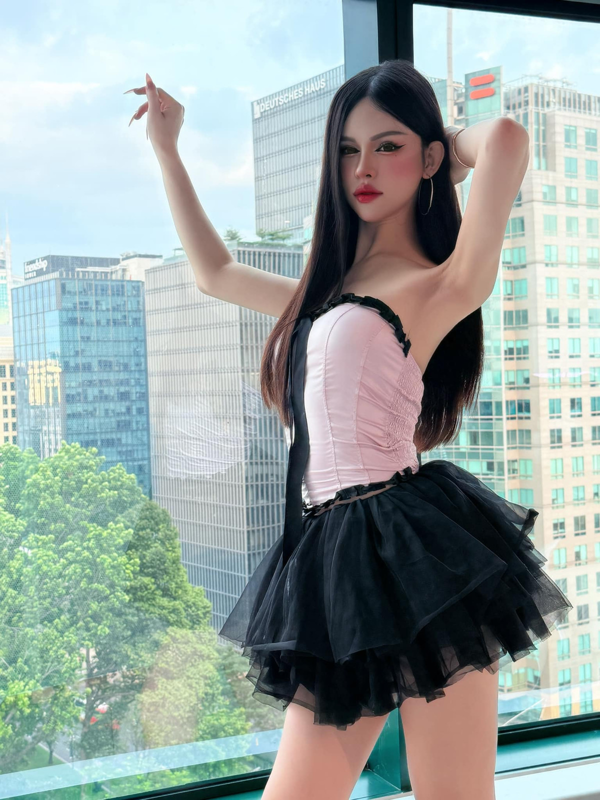 Mẫn Nhi ở thời điểm hiện tại xuất hiện với hình ảnh nữ tính, sắc sảo.